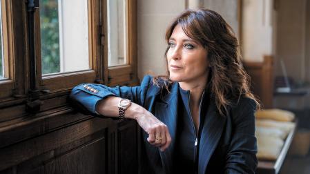 La periodista y escritora pamplonesa Helena Resano, en Le Château du Clair de Lune de Biarritz, uno de los escenarios de su novela