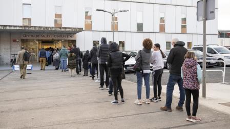 Decenas de personas esperaban hoy por la mañana a las puertas del centro de salud de Sarriguren para pedir cita médica