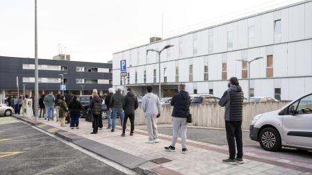 Vídeo de la cola de pacientes esperando a coger cita en el centro de salud de Sarriguren