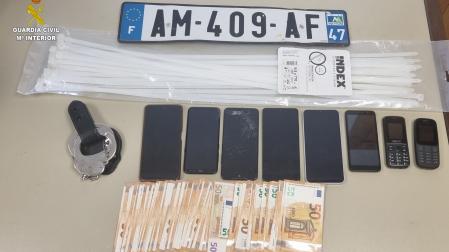 La Guardia Civil detiene a cuatro personas por el robo de un cargamento de bolsos de lujo valorado en un millón de euros.