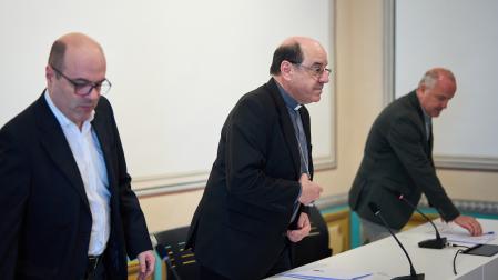 El arzobispo, Florencio Roselló, rodeado por el ecónomo diocesano, Jorge Irurzun Tihista (izda), y el delegado de medios de comunicación, Juan Echenique