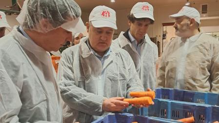 Un momento de la visita del consejero Irujo a la empresa Solano Logística Frigorífica