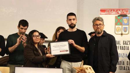 Representantes de La Vasco Navarra recoge el diploma que acredita la regularidad y calidad en la elaboración de queso Idiazabal.
