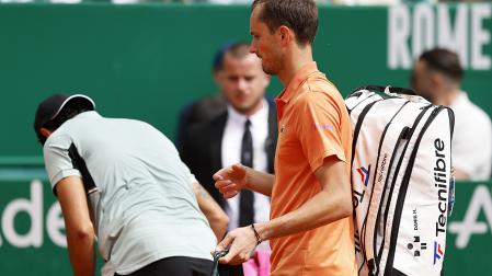 Daniil Medvedev camino de los vestuarios tras caer derrotado por Matteo Berrettini en el ATP Monte Carlo Masters