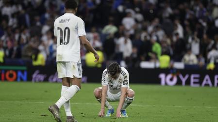 Los jugadores del Real Madrid Kylian Mbappé (izda.) y Álvaro Carreras al finalizar el partido contra el Bayern Múnich