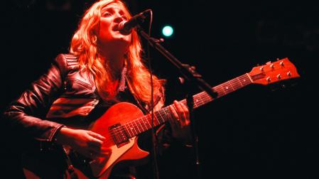 Aurora Beltrán, durante el concierto que Tahúres Zurdos ofreció en la plaza de los Fueros en las fiestas de San Fermín de 2002