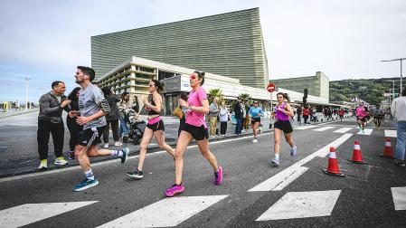 Varios corredores durante la Media maratón de San Sebastián de 2025