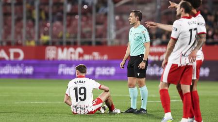 Vladyslav Vanatse va al suelo durante el partido contra el Villarreal tras lesionarse