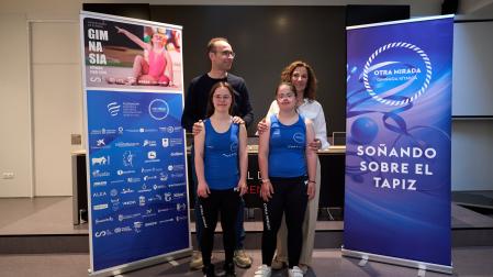Las gimnastas Andrea de Jesús e Inés Alli, junto a Jorge Aguirre (INDAF) y Uxue Zulet (Otra Mirada)