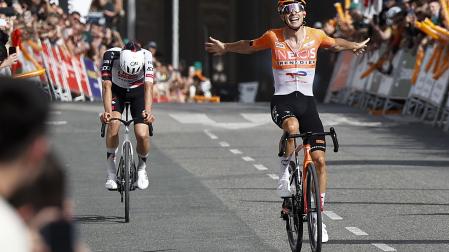 El ciclista del INEOS Grenadiers Axel Laurance (dcha.) se ha proclamado vencedor de la tercera etapa de la Vuelta Ciclista al País Vasco-Itzulia, por delante del navarro del UAE Emirates XRG Igor Arrieta