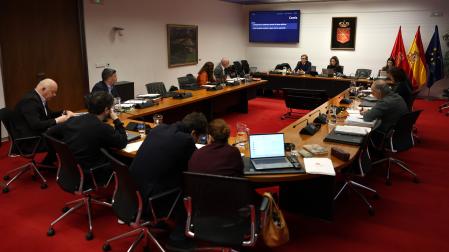 Miembros de la comisión de investigación del Parlamento de Navarra durante una de las sesiones