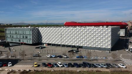 El pabellón Navarra Arena. A la izquierda, las oficinas que acondicionaron Acciona y Servinabar