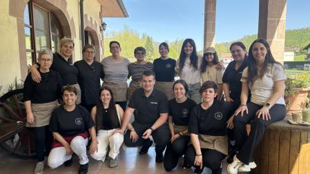 De pie, de izquierda a derecha, Arantxa Oteiza, Nerea Zubillaga, Conchi Larralde ,Edurne Urroz, Fay Cano, Izaro Larralde, Nahia Elizagoien, Libe Agirre, Ainhoa Goikoetxea y Sara Salaberria. Agachados: Xole García, Maialen Arretxea, Iker Urroz, Arrate Indart e Igone Salaberria. En la imagen obtenida ayer, faltan Ainara Antuña, Petra Larrald y Mariaje Iribarren, integrantes igualmente de la plantilla de Elor Txuri. cedida