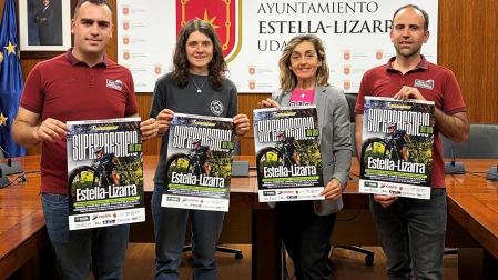El salón de plenos del Ayuntamiento de Estella acogió la presentación de la prueba con organizadores y representantes del consistorio