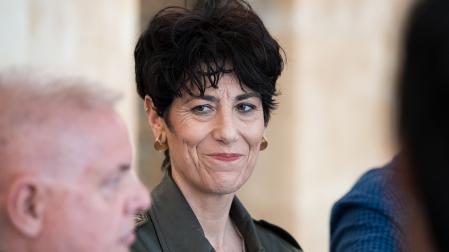 La ministra de Inclusión, Seguridad Social y Migraciones, Elma Saiz, atiende a los medios tras su reunión con representantes de la Red Europea de Lucha contra la Pobreza y la Exclusión Social (EAPN)