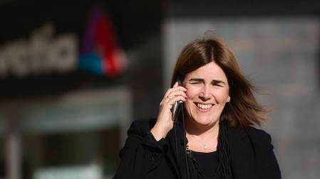 Elsa Izcue, agente de seguros que tiene oficina propia en Sarriguren, con Helvetia