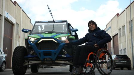 El navarro Mikel Bidaurre Barandalla se apoya en uno de sus coches de rally cerca de su bajera en el polígono de Ansoáin.