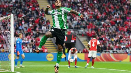 Cucho Hernández celebra el tanto del empate tras anotar el penalti