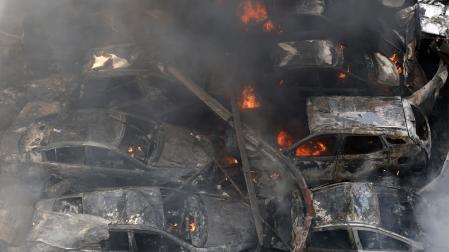 Coches quemados en el lugar de un ataque aéreo israelí en el barrio Corniche el-Mazraa de Beirut, Líbano