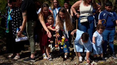 Fotos de la colocación de una placa en honor al pueblo gitano en el río Arga en Pamplona