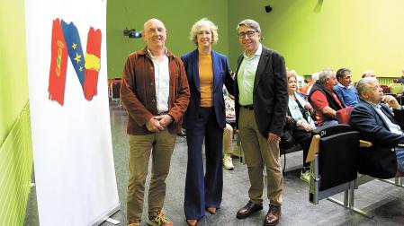 Ana Iríbar, viuda de Gregorio Ordóñez, entre Iñaki Arteta, director del documental, y Eduardo López-Doriga, presidente de Sociedad Civil Navarra