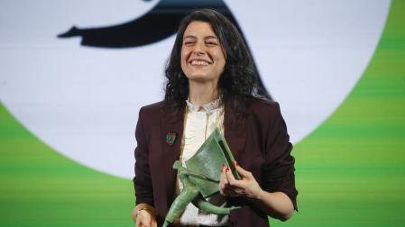 La escritora Samanta Schweblin posa con el I Premio Aena de Narrativa Hispanoamericana