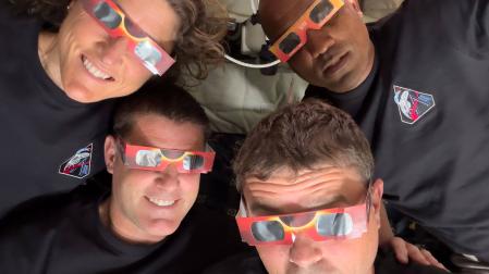Los astronautas de la nave espacial Orion Reid Wiseman (2d), Victor Glover (1d), Christina Koch (1i) y Jeremy Hansen (2i) durante la misión Artemis II