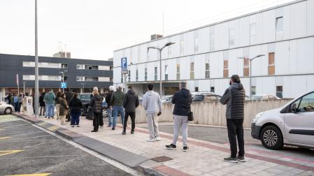 Decenas de personas esperaban este miércoles por la mañana a las puertas del centro de salud de Sarriguren para pedir cita médica
