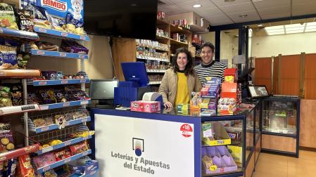 Ester Senosiain Labat y Carlos Lerga San Martín en su estanco de Arróniz.