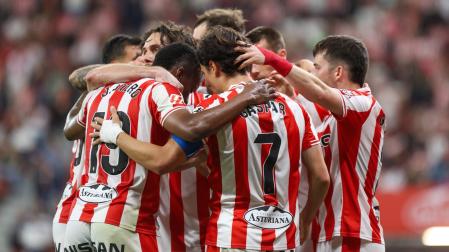 Los futbolistas del Real Sporting de Gijón durante el último encuentro de liga