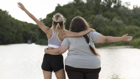 Dos jóvenes abrazadas