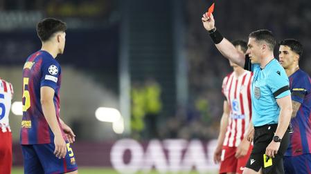 El colegiado István Kovács muestra cartulina roja al defensa del FC Barcelona Pau Cubarsí