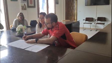 Momento de la firma en el enlace civil en Ablitas, con Leticia Jaria y Eduardo Gracia, con la camiseta de Osasuna