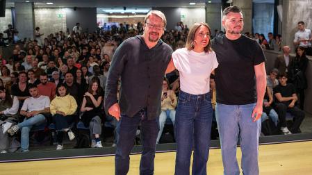 El portavoz de ERC en el Congreso de los Diputados, Gabriel Rufián (dcha.) y la secretaria política de Podemos y eurodiputada, Irene Montero (centro), durante el diálogo 'Què s'ha de fer?', moderada por Xavier Domènech (izda.)