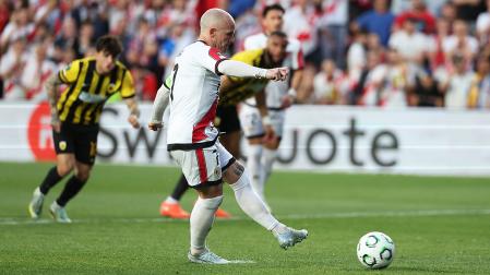 El centrocampista del Rayo Isi Palazón marca de penalti el 3-0