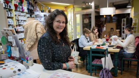 Maite Blanco Royo, en el interior de su mercería El Duende del Hilo de Tudela