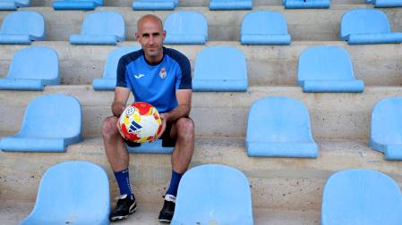 El entrenador de la Peña Sport, Ion Vélez, en la grada del San Francisco