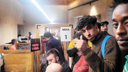 Migrantes e integrantes de los colectivos durante el intento fallido de empadronar a estas personas
