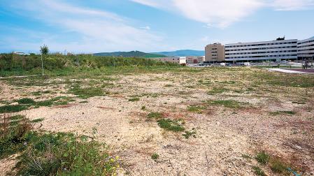 Vista parcial de los terrenos ya urbanizados en Beriáin. Al fondo los edificios levantados donde estuvieron las cocheras. A la derecha, el parque