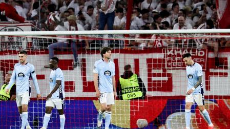 Caras largas en los jugadores del Celta tras el tercer gol del Friburgo