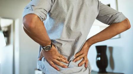 Una persona con dolor lumbar