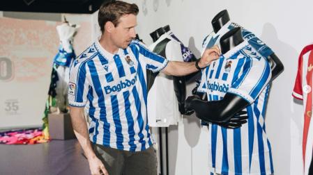 Nacho Monreal posa con la camiseta retro de la Real Sociedad