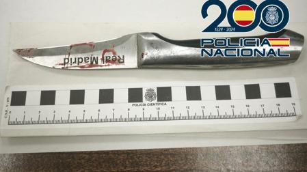 Arma blanca utilizada por un hombre, que ha sido detenido, para rajarle la cara a un ciudadano que le llamó la atención por golpear mobiliario urbano