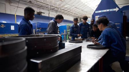 Alumnado de la FP básica de Fabricación de elementos metálicos en una clase en el taller de soldadura