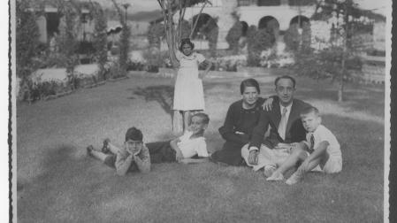 FELIX HUARTE. RETRATO DE FAMILIA EN VILLA ADRIANA. FELIX HUARTE. RETRATO DE FAMILIA EN SU CASA DE PAMPLONA, VILLA ADRIANA, PROYECTADA POR VICTOR EUSA.Fotografía de la familia Huarte en Villa Adriana.