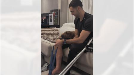 Mikel Merino realiza ejercicios en su domicilio junto a su perro tras ser operado del pie