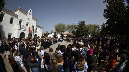 Familiares y amigos guardan un minuto de silencio este viernes en la Plaza España del Ayuntamiento de Villanueva de la Cañada por el fallecimiento del menor apuñalado
