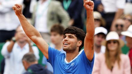 Carlos Alcaraz celebra la victoria contra el kazajo Alexander Bublik en cuartos de final del Masters 1000 de Montecarlo por 6-3 y 6-0