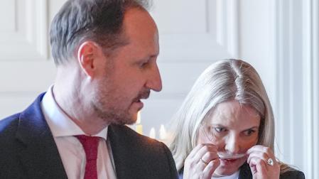Haakon y Mette-Marit, en el acto de recepción en el Palacio Real de Oslo de atletas que participaron en los Juegos Paralímpicos de Invierno de Milán-Cortina