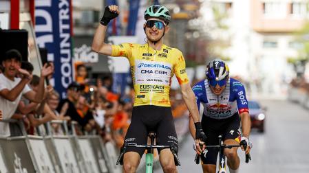 El ciclista francés Paul Seixas (Decathlon CMA CGM Team) levanta los brazos en Eibar tras la quinta etapa de la Vuelta al País Vasco 2026
